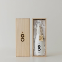 GO GRANDCLASS Uonuma Koshihikari Edition, delivered in a paulownia-wood box with a serial-numbered wooden tag. Kura Master 2024 Gold (France); Milano Sake Challenge 2025 Platinum (Italy).